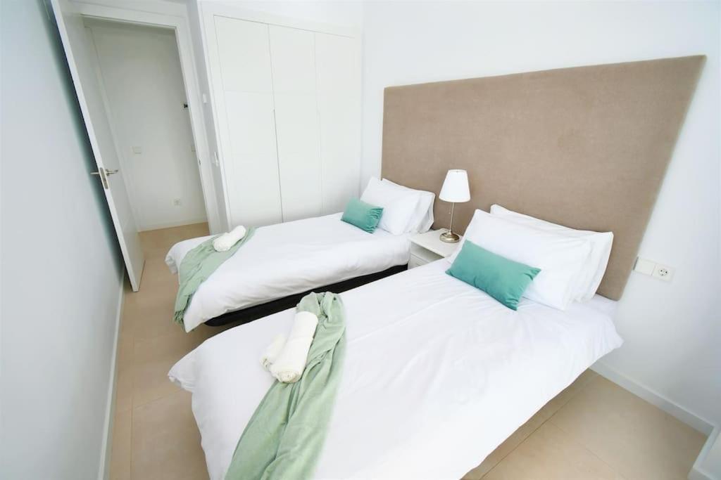 Casa Kerr - Luxury Apt - Sleeps 9 - Los Boliches Lägenhet Málaga Exteriör bild